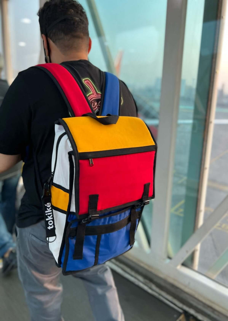 Spacious Reizen Travel Backpack - Perfect for Extended Getaways"     A top-down view of the Reizen travel backpack showcasing its spacious interior, ideal for packing essentials for 3-day trips. The backpack's canvas material ensures durability and comfort during your travels."