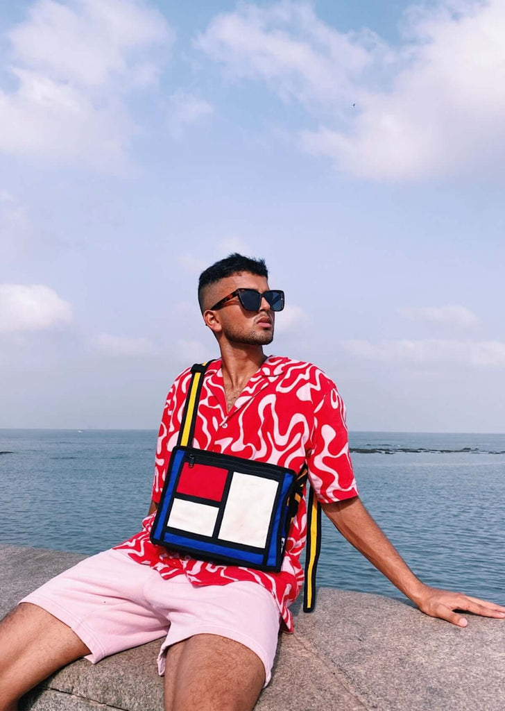 a fashion-forward piece constructed with cotton canvas and inspired by Piet Mondrian's Colorblock art. The bag exhibits a harmonious arrangement of rectangular shapes and contrasting hues, providing a modern and artistic aesthetic